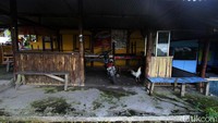 Tidak ada aktivitas wisata, warung-warung tutup.