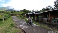Hanya beberapa warga pencari pakan ternak yang terlihat hilir mudik.