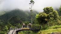 Petugas kepolisian berjaga di kawasan Bukit Klangon, Cangkringan, Sleman, DIY, Minggu (27/12).