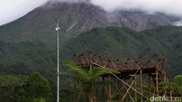 Daerah wisata ini berjarak kurang lebih 5 kilometer dari puncak Gunung Merapi.