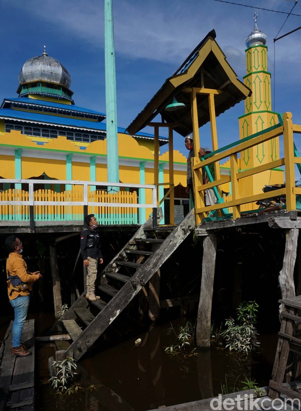 Desain masjid ini dibuat oleh kerabat kerajaan, yaitu Pangeran Haji Surapati Nata Setia Wijaya dan Raden Prabu Hayat. Desain masjid ini dibuat oleh kerabat kerajaan, yaitu Pangeran Haji Surapati Nata Setia Wijaya dan Raden Prabu Hayat.