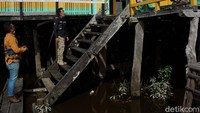 Desain masjid ini dibuat oleh kerabat kerajaan, yaitu Pangeran Haji Surapati Nata Setia Wijaya dan Raden Prabu Hayat.