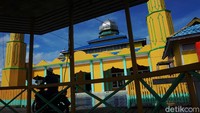 Pada masa pemerintahan Raden Muhammad Abbas Suryanegara, masjid megah yang kini berkelir kuning menyala didirikan. Dan hingga kini masih berdiri kokoh tepat disisi sungai Kapuas.