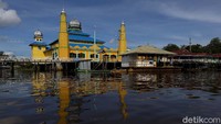 Masjid megah yang berada tepat disisi sungai Kapuas itu sangat tersohor karena menjadi lambang kejayaan Kerajaan Selimbau. 