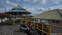 Tak heran bila para wisatawan yang sedang bertualang menyusuri Sungai Kapuas akan terpukau begitu sampai di Selimbau, Kalimantan Barat. Di sana ada sebuah masjid dengan warna mencolok.