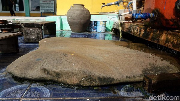 Salah satu peninggalan yang berharga dan tetap dipertahankan keasliannya adalah sebuah gentong air dan batu untuk pijakan kaki sang Raja saat mengambil air wudhu yang tersimpan di depan masjid tempat wudhu. Salah satu peninggalan yang berharga dan tetap dipertahankan keasliannya adalah sebuah gentong air dan batu untuk pijakan kaki sang Raja saat mengambil air wudhu yang tersimpan di depan masjid tempat wudhu.