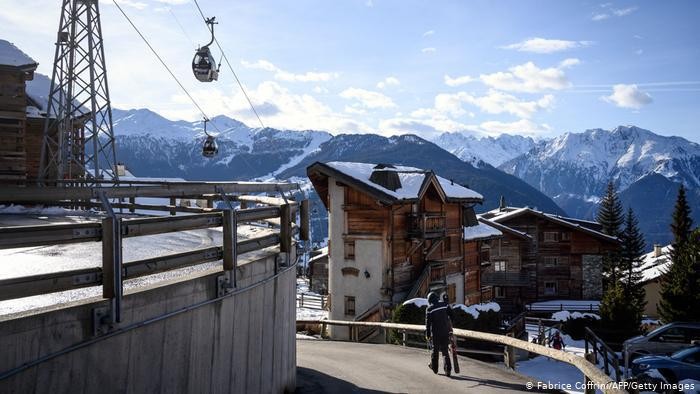 Ratusan Tamu Asal Inggris Kabur dari Karantina Resor Ski di Swiss