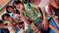 Ravi tak hanya dekat dengan member VIXX, tapi ia juga dekat dengan Kai EXO dan sahabatnya yang lain. Seperti ini kedekatan mereka saat sedang minum es kopi. Foto: Instagram @ravithecrackkidz