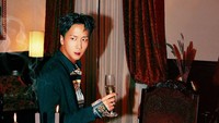 Begini pose kerennya bersama segelas champagne untuk photoshoot lagu limitless yang ia unggah November 2019 lalu. Foto: Instagram @ravithecrackkidz