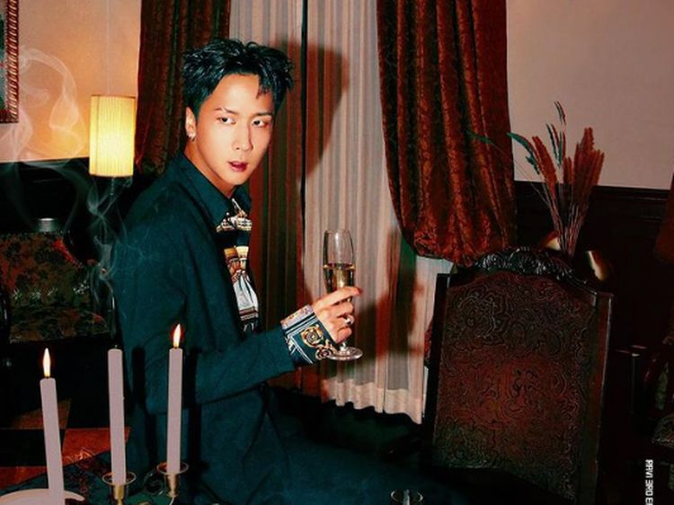 Ravi VIXX Kelihatan Keren Saat Minum Es Kopi dan Cola