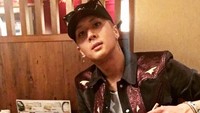 Ia juga sangat menyukai makan di restoran. Posenya saat sedang menikmati hidangan pun diabadikan olehnya. Foto: Instagram @ravithecrackkidz