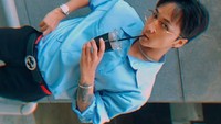 Pria berusia 27 tahun ini suka sekali berpose keren. Seperti fotonya berikut ini, sambil minum Americano kesukannya. Foto: Instagram @ravithecrackkidz