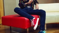 Lagi-lagi Ravi berpose keren sambil menikmati segelas Iced Americano. Foto: Instagram @ravithecrackkidz