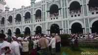 Mereka datang dari berbagai daerah untuk memberikan penghormatan kepada ulama kharismatik tersebut.