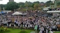 Habib Hasan Assegaf wafat pada Minggu (27/12/2020) selepas subuh. Jenazah ulama yang dikenal bersahaja dan dicintai banyak kalangan tersebut disalati dan dimakamkan di lingkungan masjid agung.