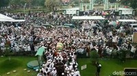 Juru bicara Satgas COVID-19 Kota Pasuruan Kokoh Arie Hidayat mengatakan kejadian pada pemakaman tersebut di luar dugaan. Warga datang tanpa direncanakan.