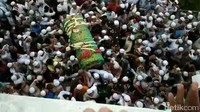 Ribuan pelayat menghadiri pemakaman Habib Hasan bin Muhammad bin Hud Assegaf di Masjid Agung Al-Anwar, Pasuruan.