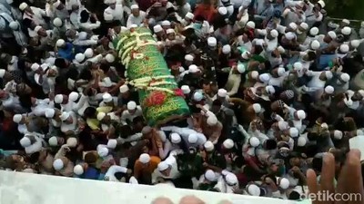 Ribuan Pelayat Hadiri Pemakaman Habib Hasan Assegaf