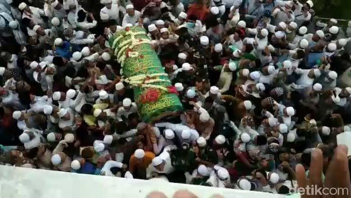 Ribuan Pelayat Hadiri Pemakaman Habib Hasan Assegaf Ribuan pelayat menghadiri pemakaman Habib Hasan bin Muhammad bin Hud Assegaf di Masjid Agung Al-Anwar, Pasuruan. Habib Hasan wafat pada Minggu (27/13).