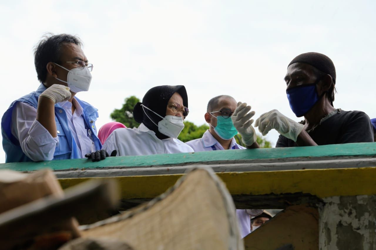 Mensos Risma blusukan, berdialog dengan pemulung di kawasan Pramuka, Jakarta Pusat.