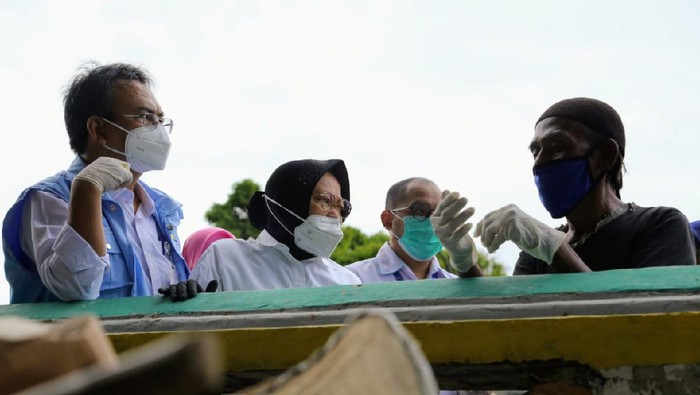Mensos Risma blusukan, berdialog dengan pemulung di kawasan Pramuka, Jakarta Pusat.