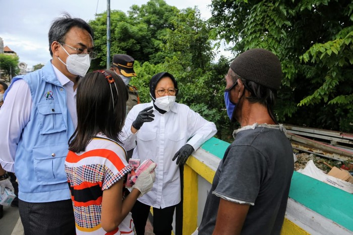 Mensos Tri Rismaharini (Risma) berdialog dengan pemulung di kawasan Pramuka, Jakarta Pusat.