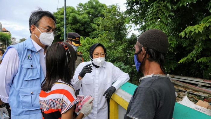 Mensos Tri Rismaharini (Risma) berdialog dengan pemulung di kawasan Pramuka, Jakarta Pusat.