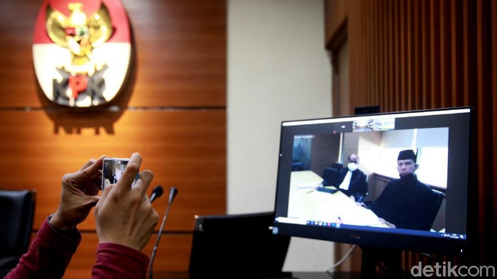 Eks anggota BPK Rizal Djalil jalani sidang perdana terkait kasus korupsi proyek SPAM di Kemen PUPR. Rizal Djalil ikuti sidang perdana itu secara virtual.