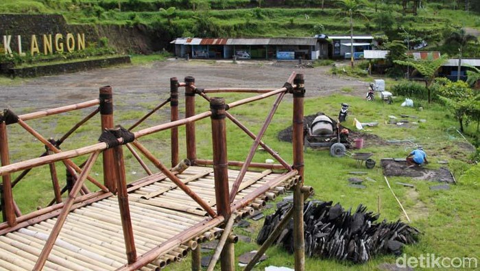 Kawasan wisata Bukit Klangon, Sleman, DIY, ditutup akibat status Siaga Gunung Merapi. Hal ini dimanfaatkan pengelola dengan pemberbaiki sejumlah fasilitas.