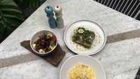 Mulai dari Smashed Avocado yang disajikan dengan keju feta, kemudian ada Acai Bowl yang paling populer di Instagram, sampai Truffle Scrambled Eggs yang bikin kangen.