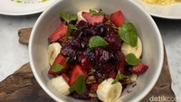 Satu mangkuk Acai Bowl terdiri dari aneka buah segar yang cocok untuk para vegetarian. Mereka menggunakan blueberry beku, yang disajikan dengan irisan pisang, cocoa nibs yang tinggi kandungan zat besi, goji berry, granola hingga susu almond.