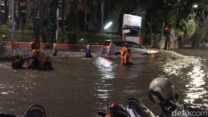 Surabaya Diguyur Hujan 2 Jam, Beberapa Kawasan Tergenang Air
