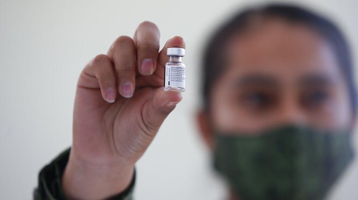 Meksiko telah memulai vaksinasi virus Corona untuk warga negaranya. Para petugas di garis depan penanggulangan COVID-19 jadi sasaran utama vaksinasi tersebut.