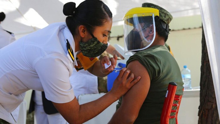 Meksiko telah memulai vaksinasi virus Corona untuk warga negaranya. Para petugas di garis depan penanggulangan COVID-19 jadi sasaran utama vaksinasi tersebut.