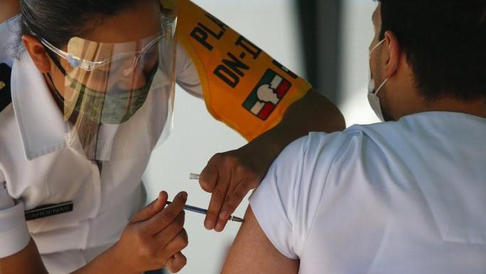 Meksiko telah memulai vaksinasi virus Corona untuk warga negaranya. Para petugas di garis depan penanggulangan COVID-19 jadi sasaran utama vaksinasi tersebut.