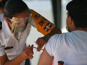 Pakar UNS Sarankan Pelaku Usaha Divaksin Setelah Nakes untuk Genjot Ekonomi