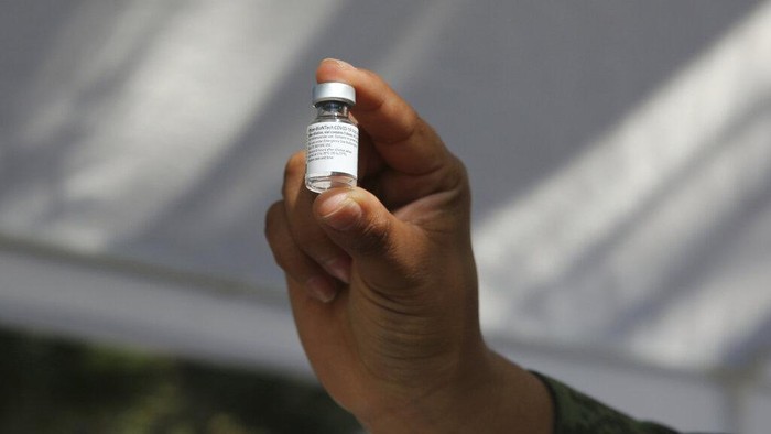 Meksiko telah memulai vaksinasi virus Corona untuk warga negaranya. Para petugas di garis depan penanggulangan COVID-19 jadi sasaran utama vaksinasi tersebut.