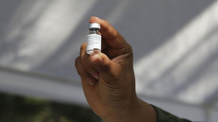 Tenaga Medis Jadi Sasaran Utama Vaksin COVID-19 di Meksiko Meksiko telah memulai vaksinasi virus Corona untuk warga negaranya. Para petugas di garis depan penanggulangan COVID-19 jadi sasaran utama vaksinasi tersebut.