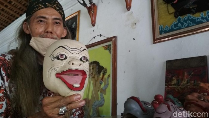 Topeng punakawan khas Cirebon.