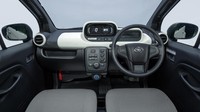 Dengan kondisi baterai terisi penuh, C+pod diklaim mampu menembus jarak 150 km. Sementara kecepatan maksimal mencapai 60 km/jam. Didukung oleh penggunaan pengisian daya standar, mobil ini mudah diisi ulang dayanya di rumah maupun di stasiun-stasiun pengisian daya mobil listrik. Foto: Toyota Global