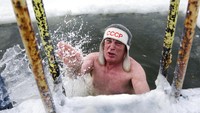 Di tengah dinginnya kota, Rusia memiliki tradisi unik yang dilakukan setiap tahun, yakni berenang di air sedingin es. AP Photo/Evgeniy Sofiychuk  
