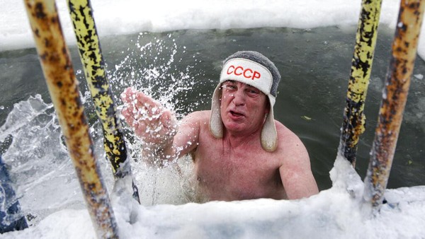 Di tengah dinginnya kota, Rusia memiliki tradisi unik yang dilakukan setiap tahun, yakni berenang di air sedingin es. AP Photo/Evgeniy Sofiychuk  Di tengah dinginnya kota, Rusia memiliki tradisi unik yang dilakukan setiap tahun, yakni berenang di air sedingin es. AP Photo/Evgeniy Sofiychuk Â