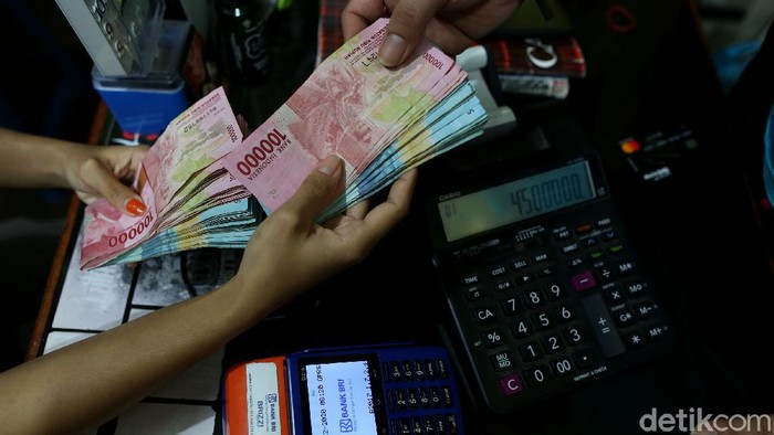 Transaksi Setor Tunai di Batas Negeri Junaidi seorang agen BRILink yang berada di Badau, Kalimantan Barat, perbatasan Indonesia-Malaysia melayani transaksi setor tunai seorang nasabah digerainya Agen JJ Collection Jl Lintas Poros Utara Kalimantan, Kalbar Indonesia. Kehadiran Agen BRILink memudahkan masyarakat perbatasan dalam bertransaksi perbankan di batas negeri, baik untuk setor ataupun tarik tunai.