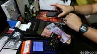 Meskipun demikian, lambat laun masyarakat diperbatasan ini juga sedikit sudah mulai terbiasa dengan gaya hidup 3M di tengah pandemi. Tak sedikit dari mereka yang sudah mulai membiasakan diri beraktivitas dalam kondisi seperti ini.