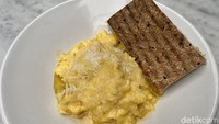 Truffle Scrambled Eggs masuk ke dalam jajaran menu makanan paling laris di Sisterfields. Menu ini biasanya jadi pilihan sarapan favorit, tapi banyak juga yang memesan makanan ini di luar jam tersebut.