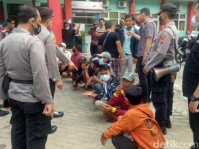 Warga yang ambil paksa jenazah pasien Corona dan ruask RSUD Brebes diamankan polisi, Senin (28/12/2020).