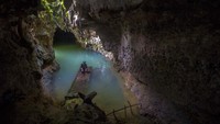 Goa ini ramai dikunjungi wisatawan saat hari libur.