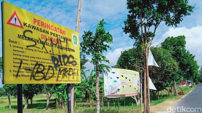 Aksi vandalisme makin nekat di Klaten dengan menyasar rambu fasilitas umum. Di Jalan Manjung - Ngupit, di jalan Andalas, di Jalan Mayor Kusmanto rambu jalan dan papan pengumuman publik penting dicoret dengan cat semprot sehingga tidak terbaca.