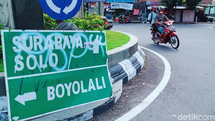 Aksi Vandalisme Nyasar Fasilitas Umum di Klaten Aksi vandalisme makin nekat di Klaten dengan menyasar rambu fasilitas umum. Di Jalan Manjung - Ngupit, di jalan Andalas, di Jalan Mayor Kusmanto rambu jalan dan papan pengumuman publik penting dicoret dengan cat semprot sehingga tidak terbaca.
