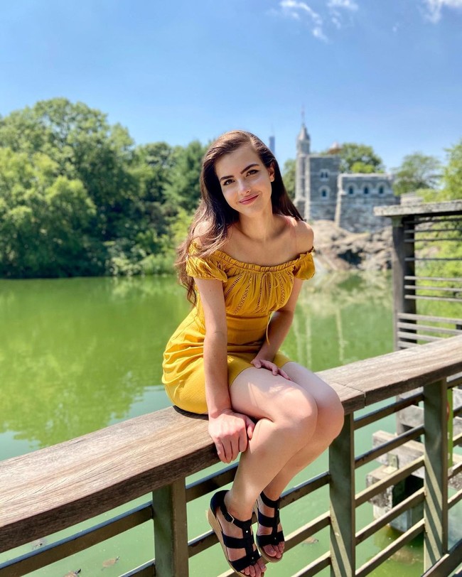 Makin mahir bermain catur, Alexandra Botez mewakili AS di beberapa turnamen catur internasioal. Ia pun mendapat titel Women’s FIDE Master dari International Chess Federation. (Foto: Instagram/@missbotez)